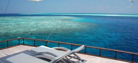 Dhoni Stella: private yacht with a spacious top deck