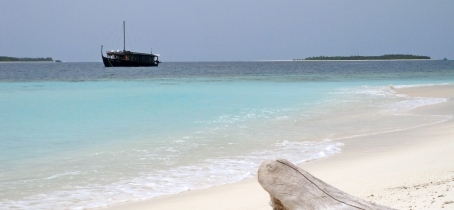 How is a day of cruise in the Maldives aboard Dhoni Stella?